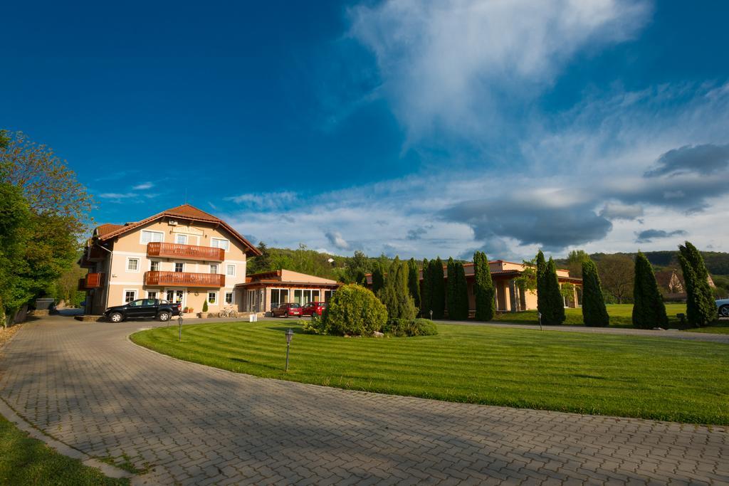 Hotel Honti Wellness Es Konferencia Szalloda Visegrad Bagian luar foto