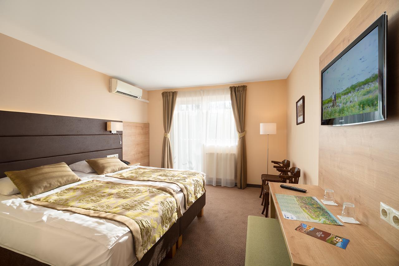 Hotel Honti Wellness Es Konferencia Szalloda Visegrad Bagian luar foto